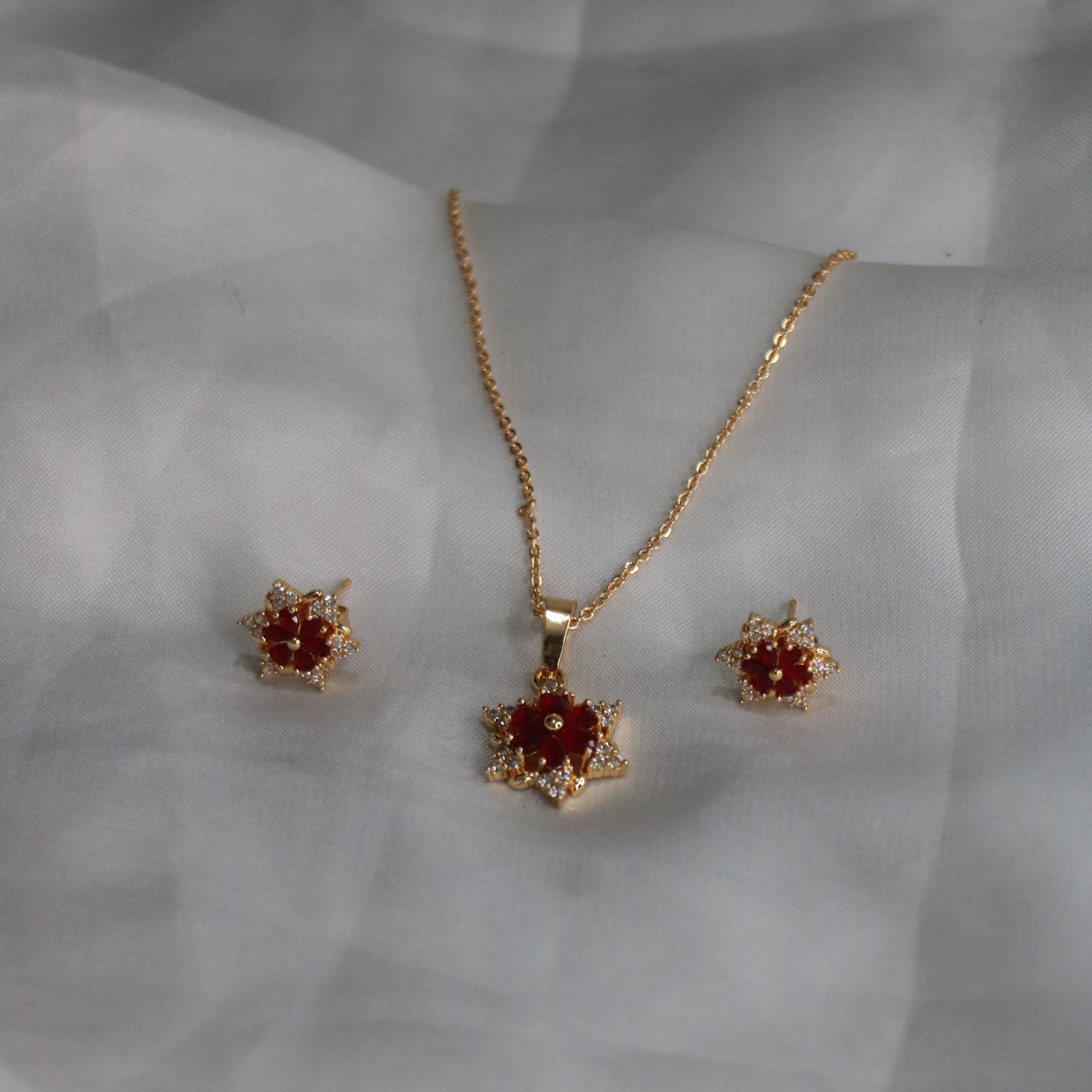 Premium Golden Floral Jewelry Set – Pendant & Earrings