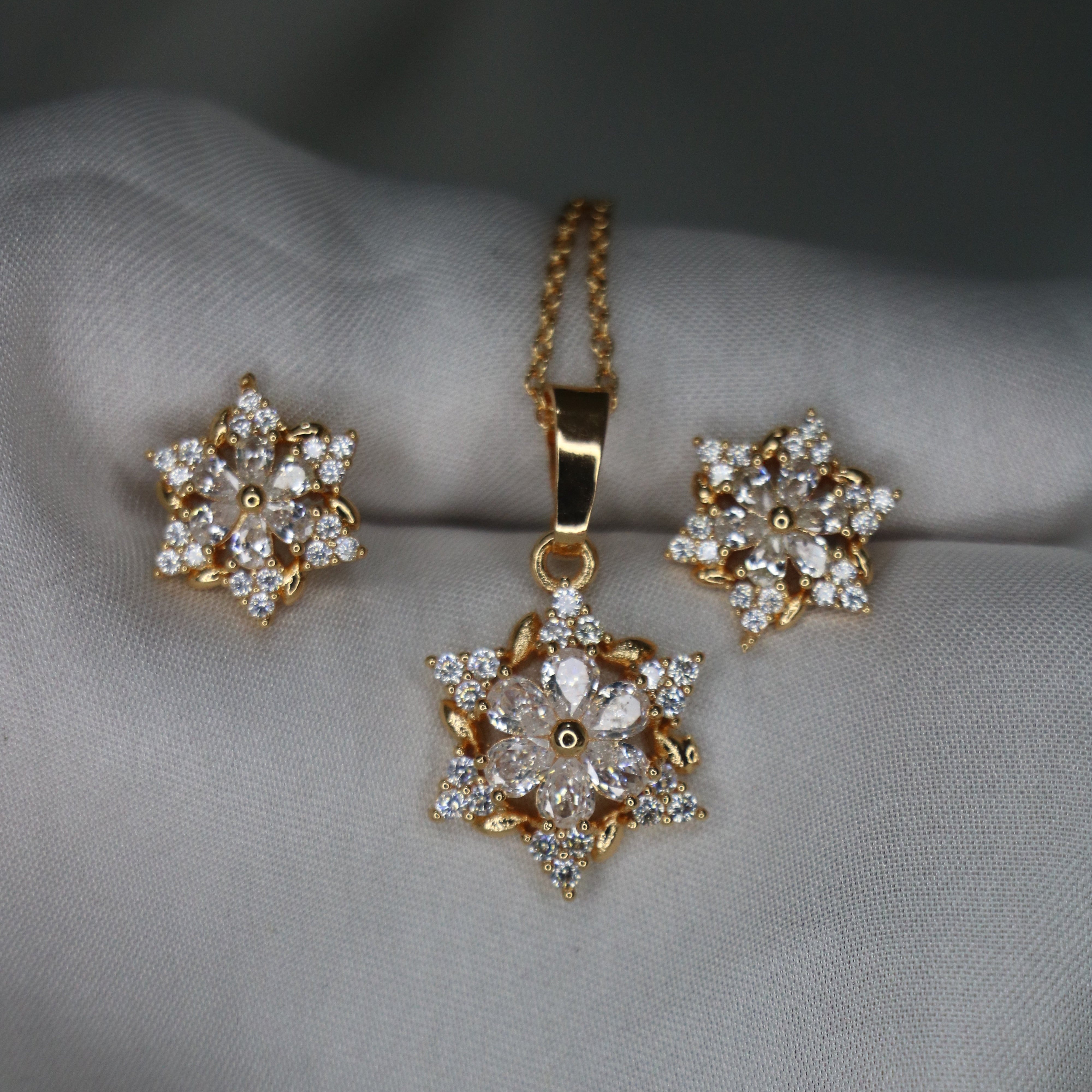 Premium Floral Jewelry Set – Golden Pendant & Earrings