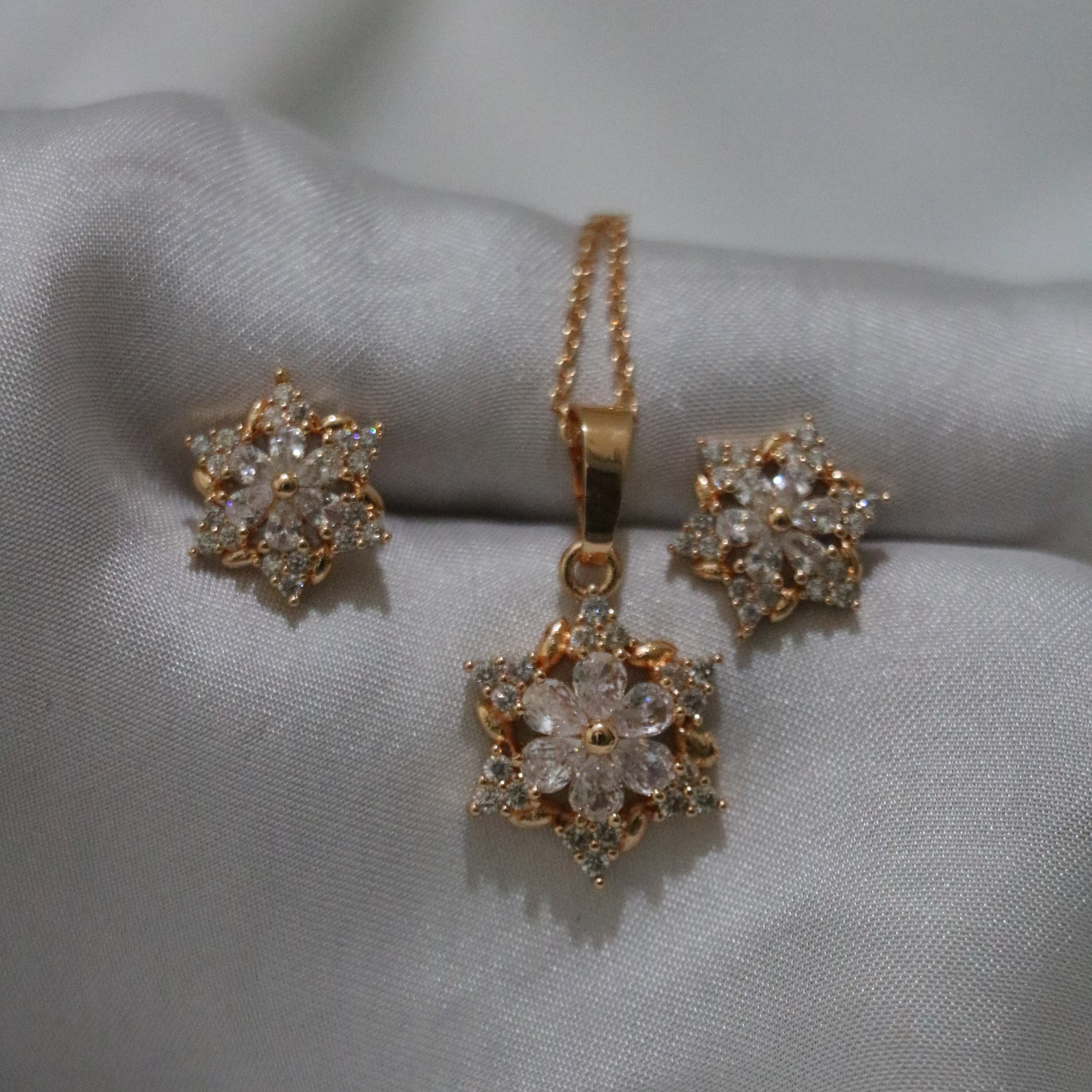 Premium Floral Jewelry Set – Golden Pendant & Earrings