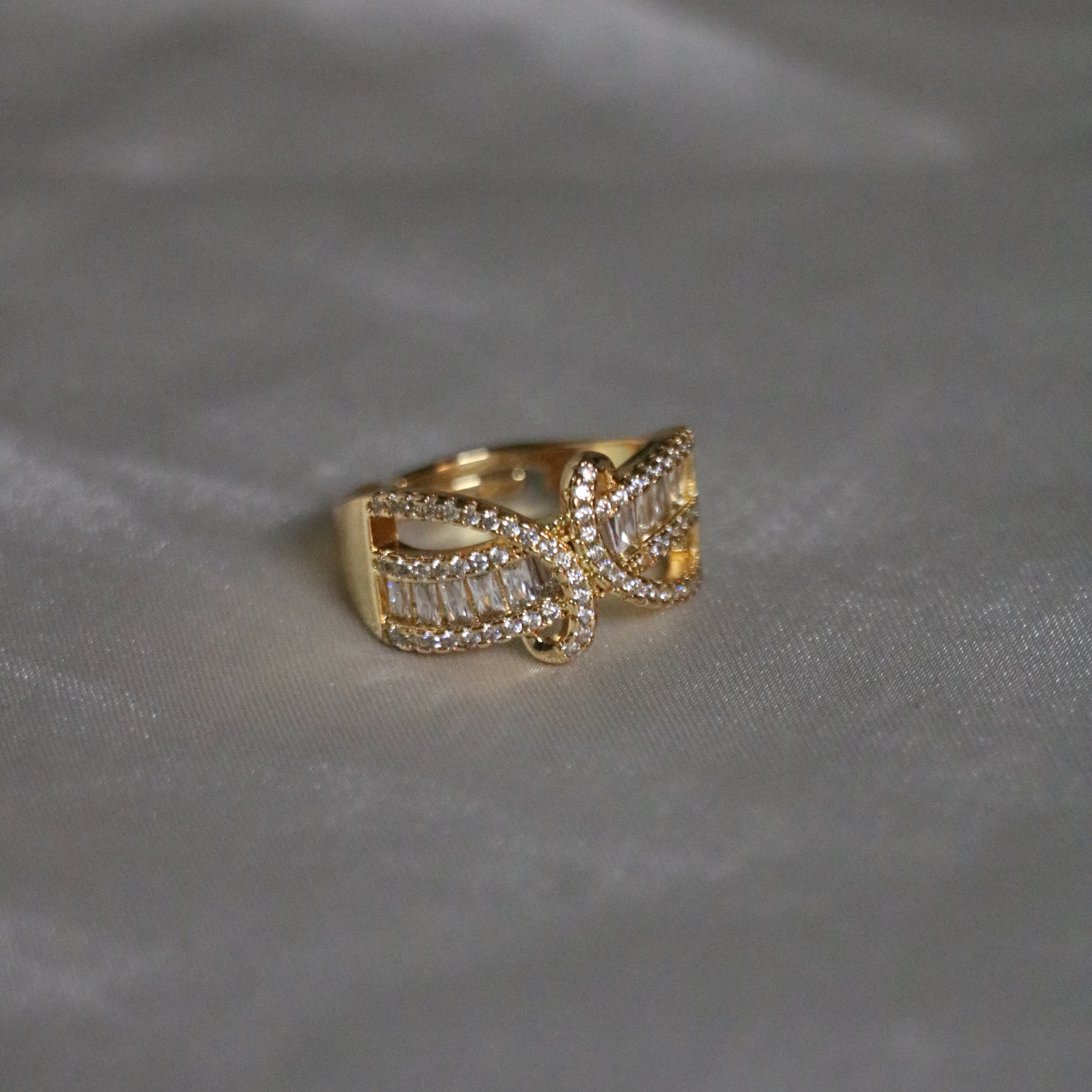 Luxury Gold-Plated Ring with Intricate Bow Design – For a Touch of Glamour