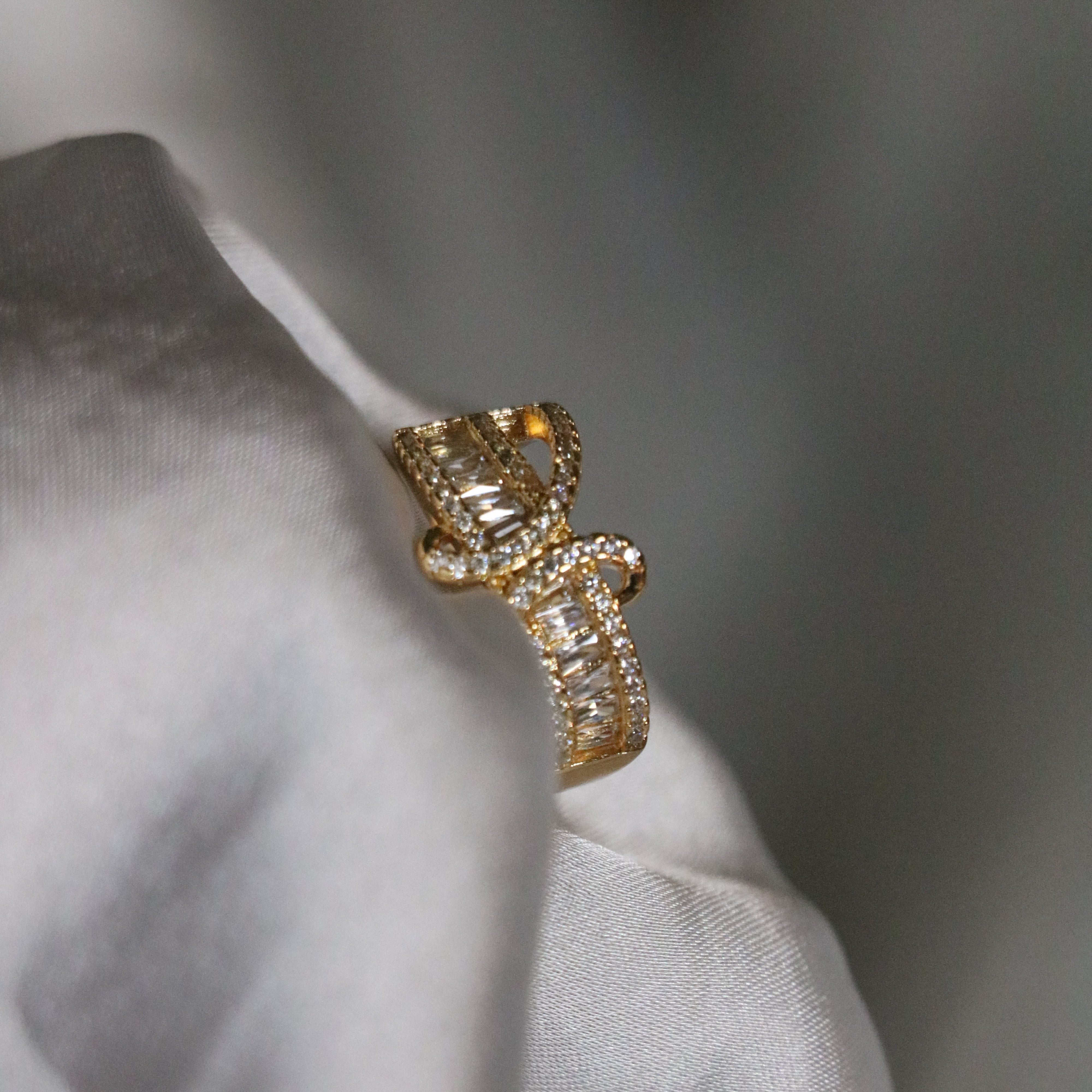 Luxury Gold-Plated Ring with Intricate Bow Design – For a Touch of Glamour